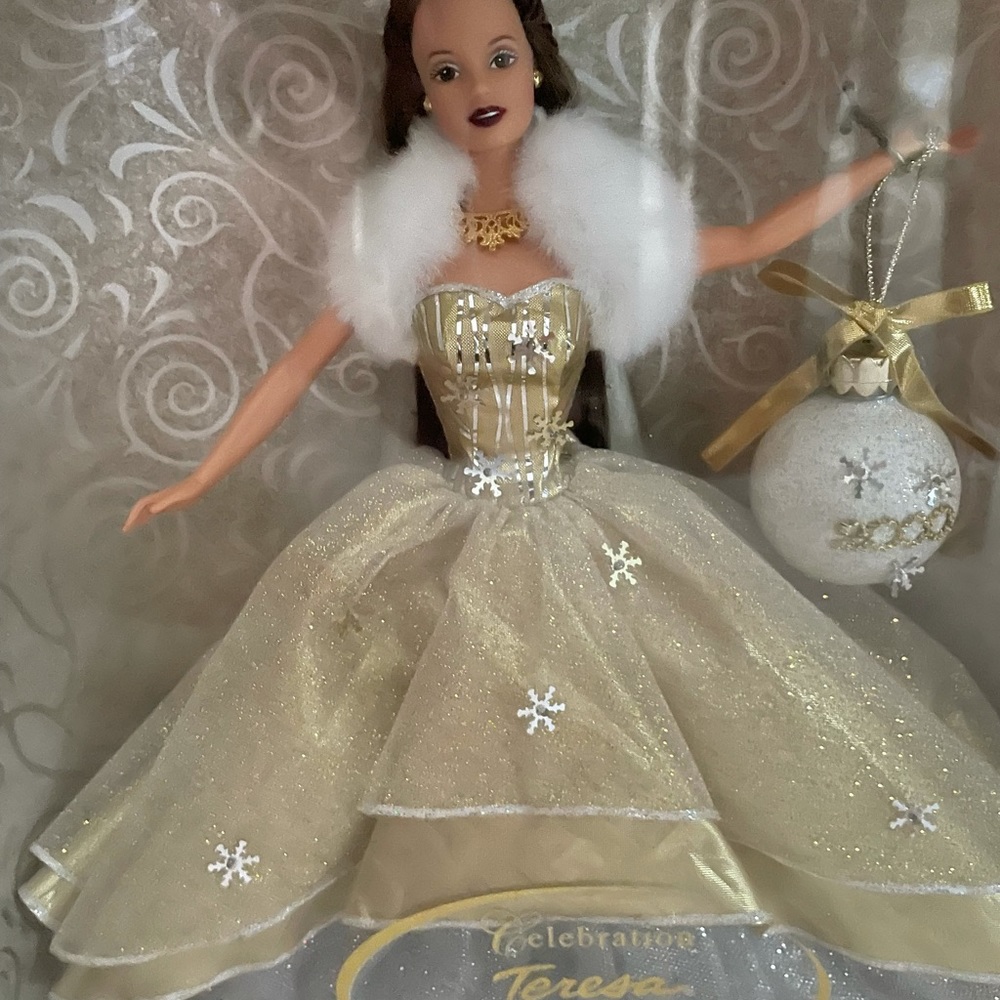 Celebration Teresa Holiday 2000 Barbie - Picture 3 of 13